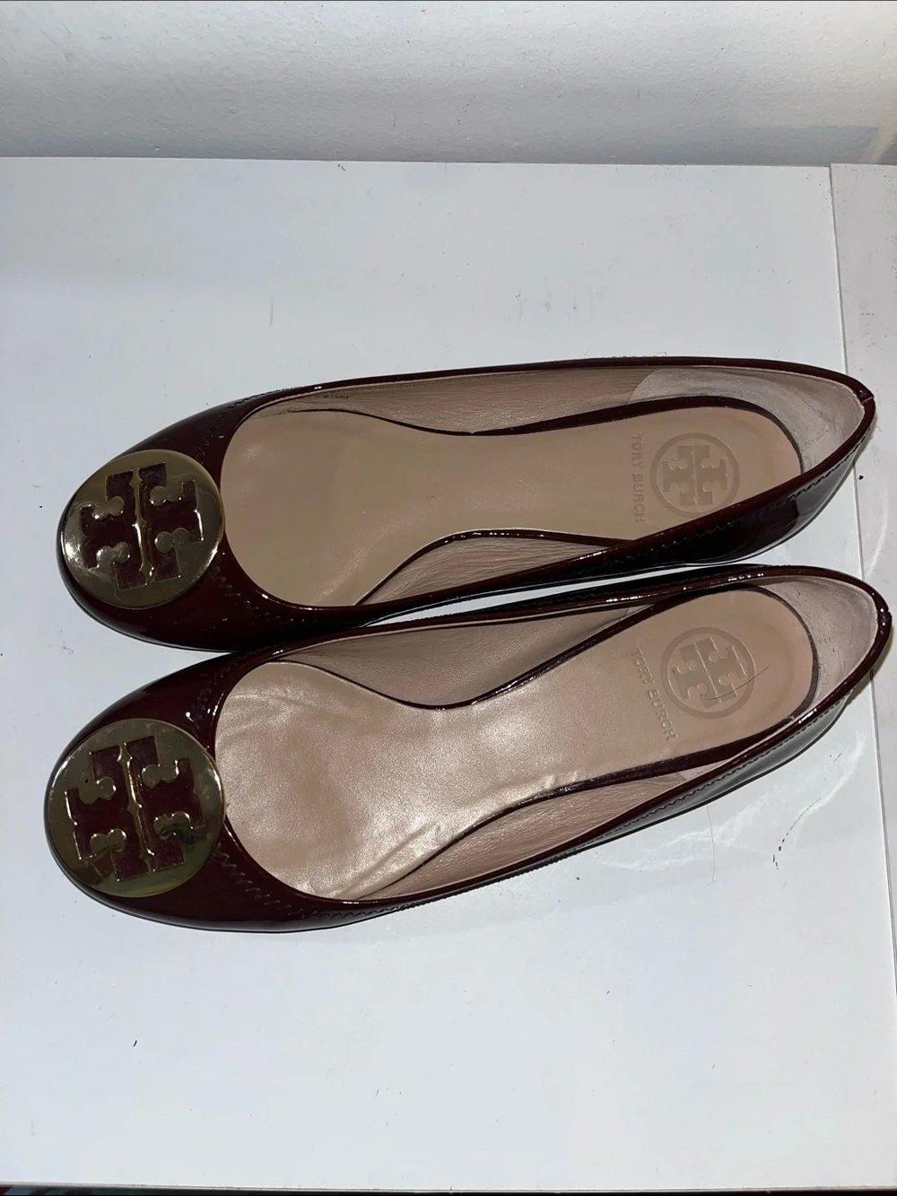 TORY BURCH BURGUNDY PATENT LEATHER LOGO BALLET FLATS SIZE 8.5